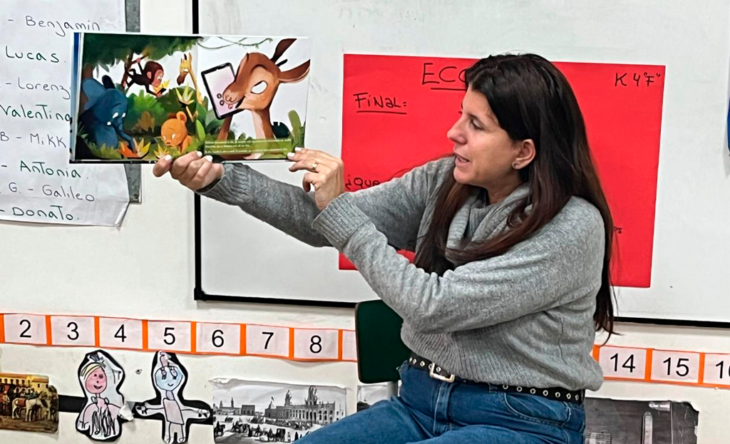 Los miembros de colorian cuentan las historias a las clases de jardin de infantes
