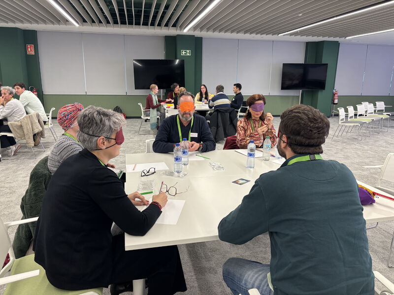 Un grupo de voluntarios durante la dinamica de grupos realizando una de las actividades de creatividad