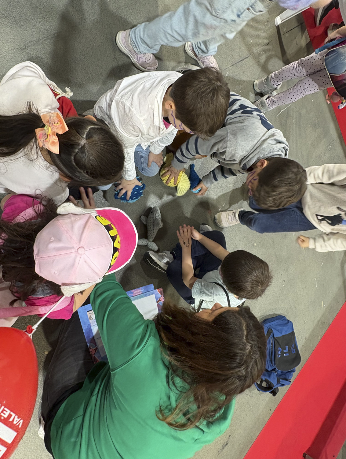 Niños participando en las actividades y juegos durante el evento