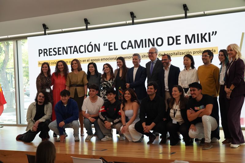 Los miembros de Coloria y sus colaboradores posan frente a la pantalla de la presentación.